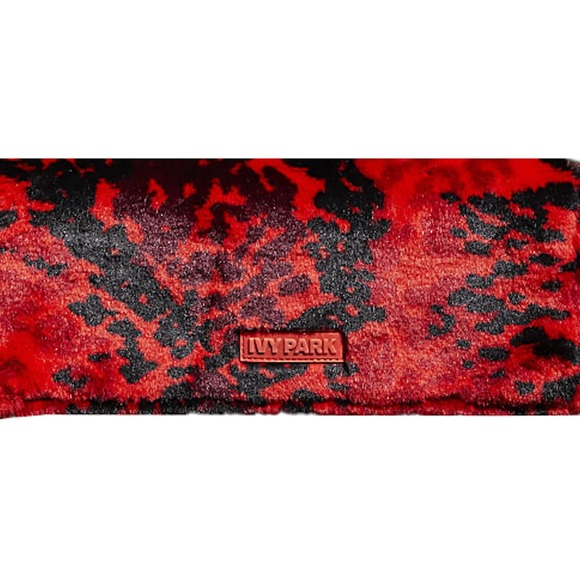 IVY PARK IVY HEART FURRY CLUTCH - Picture 2 of 2